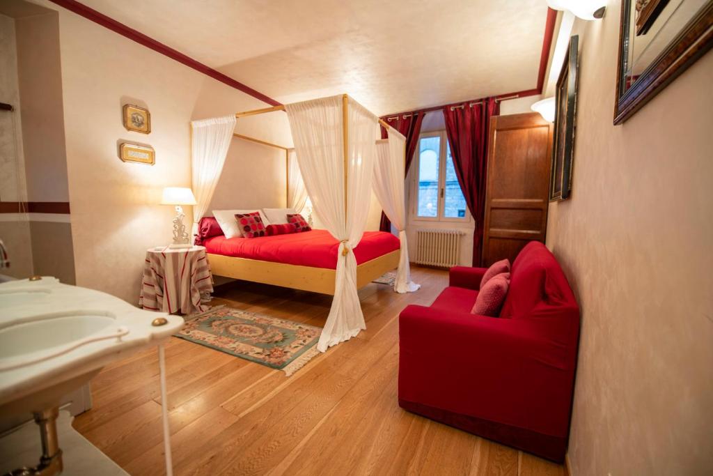 Postel nebo postele na pokoji v ubytování Peruzzi Luxury Apartment by Mamo Florence