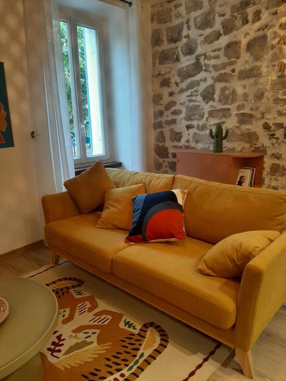 - un canapé avec des oreillers dans le salon dans l'établissement Atelier d'artiste, au Muy