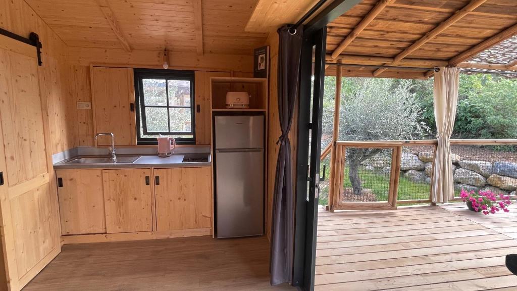 Kuchyň nebo kuchyňský kout v ubytování Lodges dans les vignes Domaine Terre des Mages