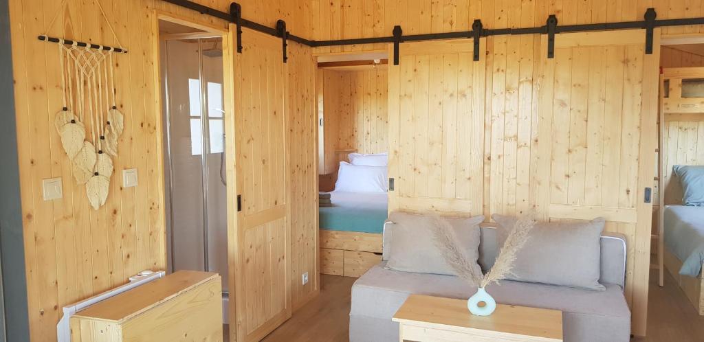 Postel nebo postele na pokoji v ubytování Lodges dans les vignes Domaine Terre des Mages
