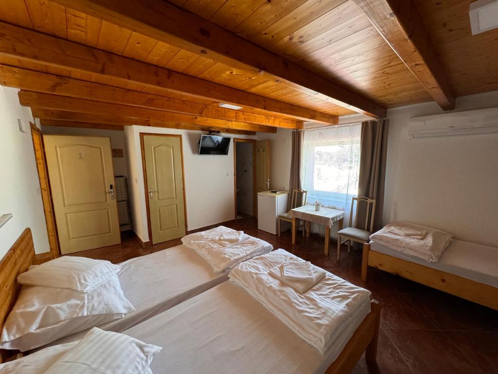 Postel nebo postele na pokoji v ubytování FÜRDŐ PANZIÓ