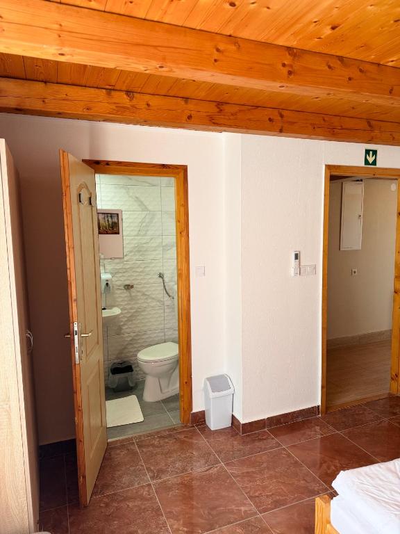 Koupelna v ubytování FÜRDŐ PANZIÓ