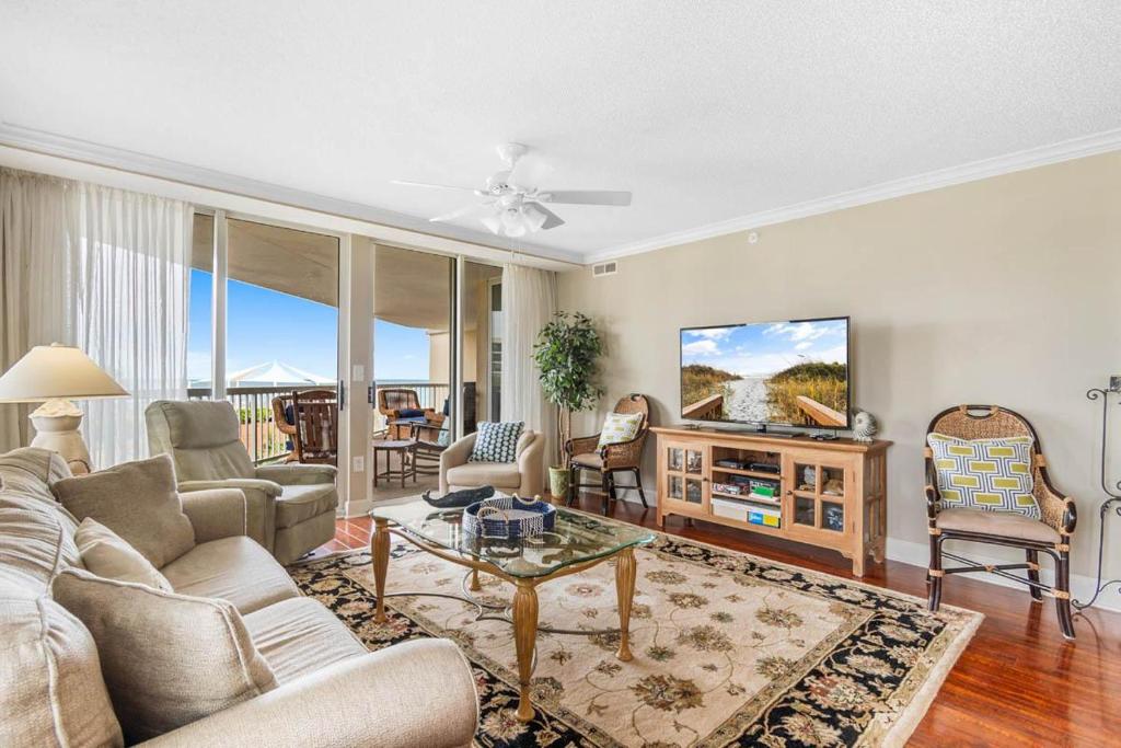 Et opholdsområde på Beachfront Getaway Luxurious 3BR with Ocean Views