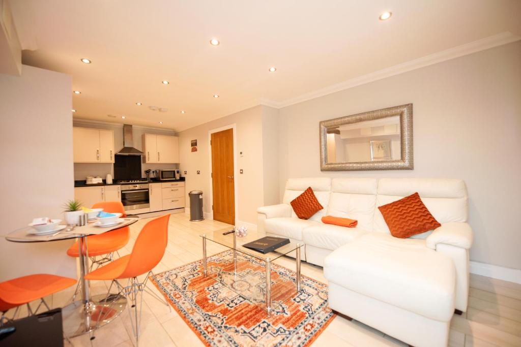 Una sala de estar con un sofá blanco y una mesa. en Malthouse Court, en Reading