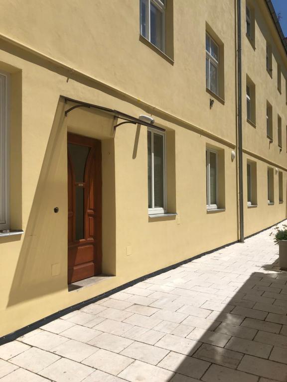 Budova, kde se aparthotel nachází