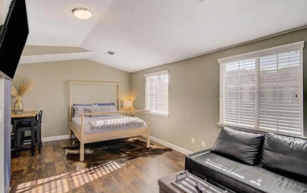 The Hangar - Cozy, Private Unit in GREAT Location - Housity