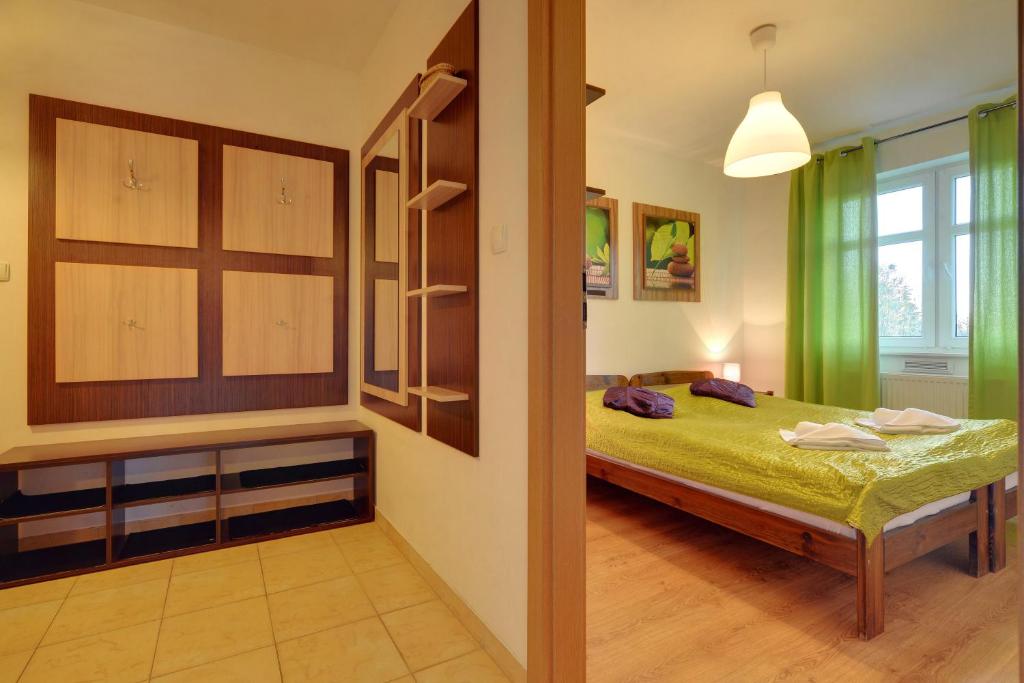 Posteľ alebo postele v izbe v ubytovaní Klimatyczne Apartamenty Sun Seasons 24 w Szklarskiej Porębie by Noclegi Renters
