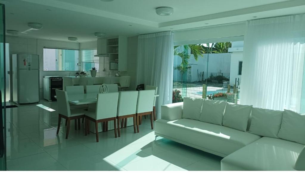 Η κουζίνα ή μικρή κουζίνα στο Casa de férias 3 quartos e 1 suíte