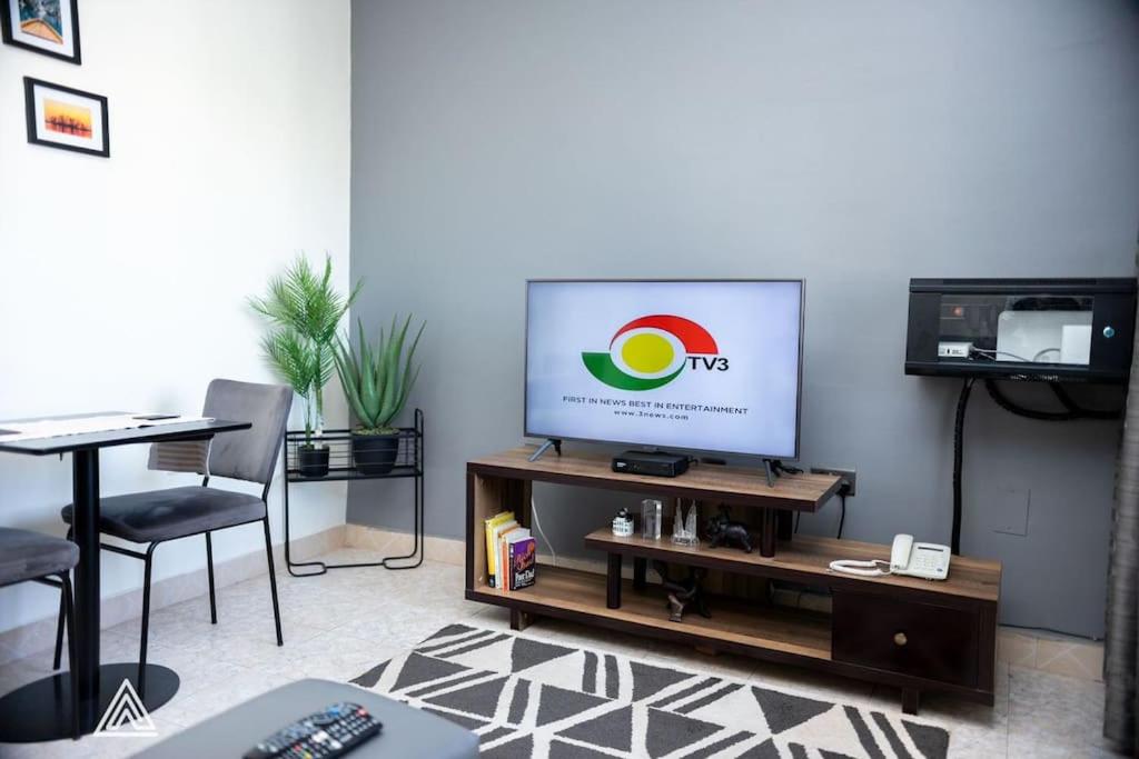 Et tv og/eller underholdning på Luxurious 2bed with Wi-Fi, AC and Pergola