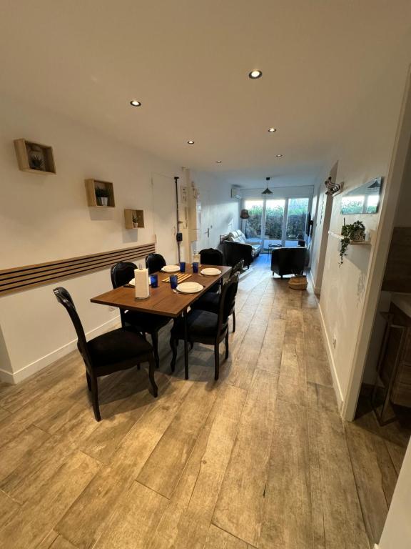 une salle à manger avec une table et des chaises dans l'établissement Appartement 5 chambres 15 minutes mer, à Marseille