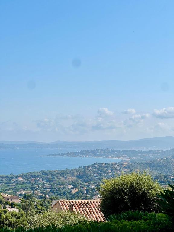 - une vue sur l'océan depuis une colline dans l'établissement Vista, à Roquebrune-sur Argens