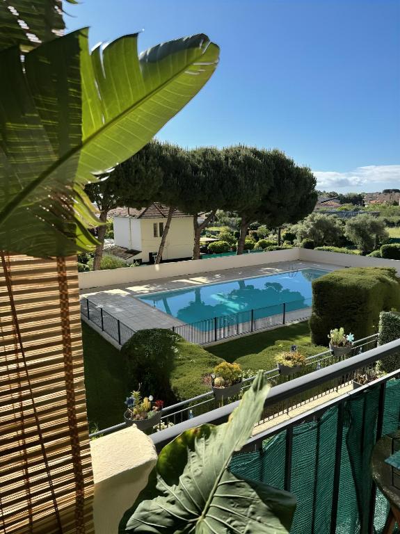 - un balcon avec vue sur la piscine dans l'établissement Superb apartment in provenzal residence with pool, à Antibes