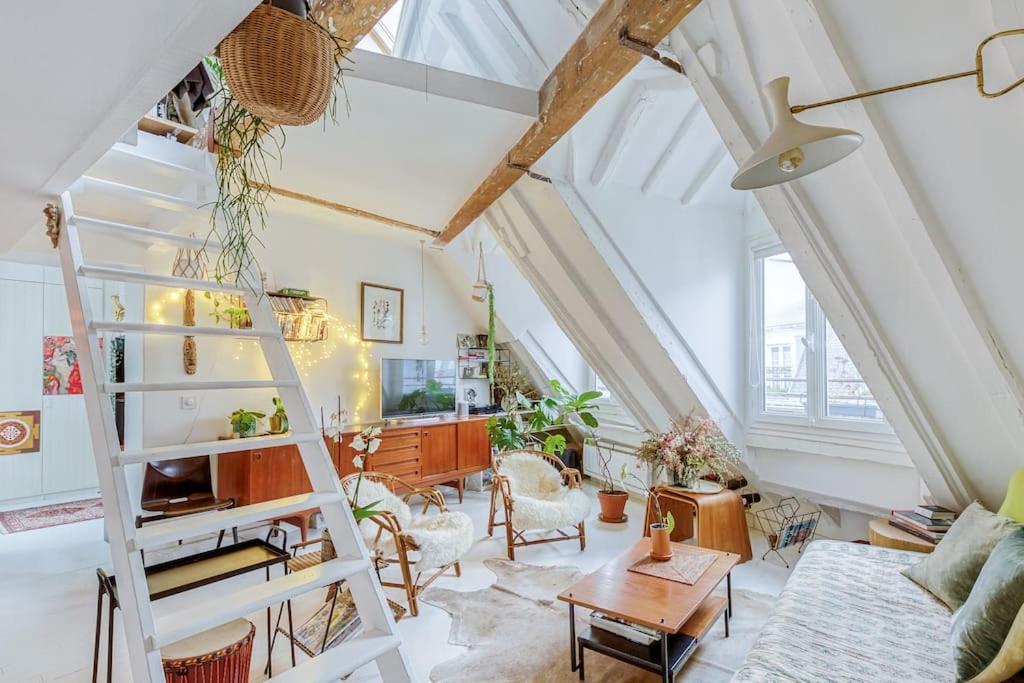 - un salon avec une échelle et une table dans l'établissement Bastille Duplex sous les Toits, à Paris