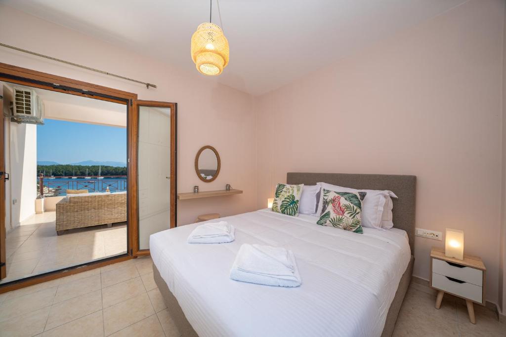 Postel nebo postele na pokoji v ubytování Tassos House Fiskardo Kefalonia