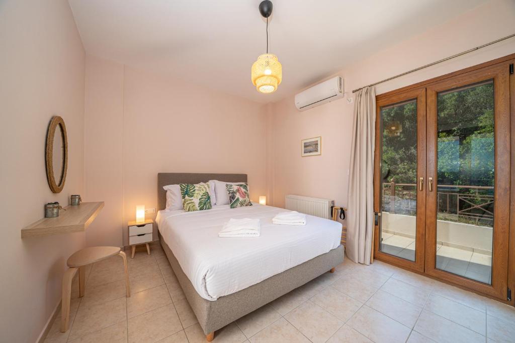 Postel nebo postele na pokoji v ubytování Tassos House Fiskardo Kefalonia
