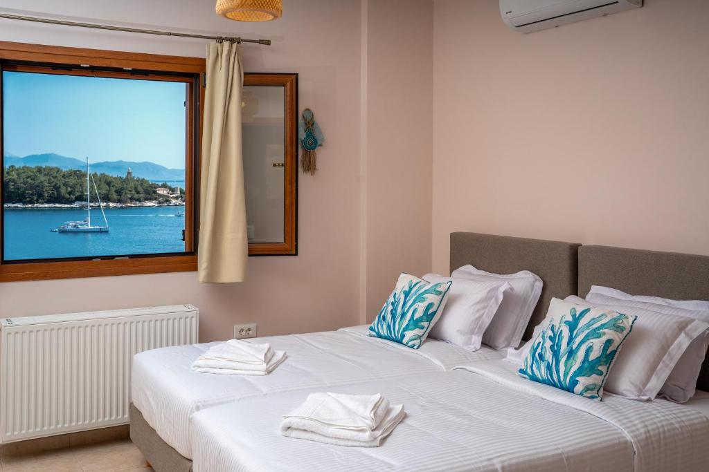 Postel nebo postele na pokoji v ubytování Tassos House Fiskardo Kefalonia