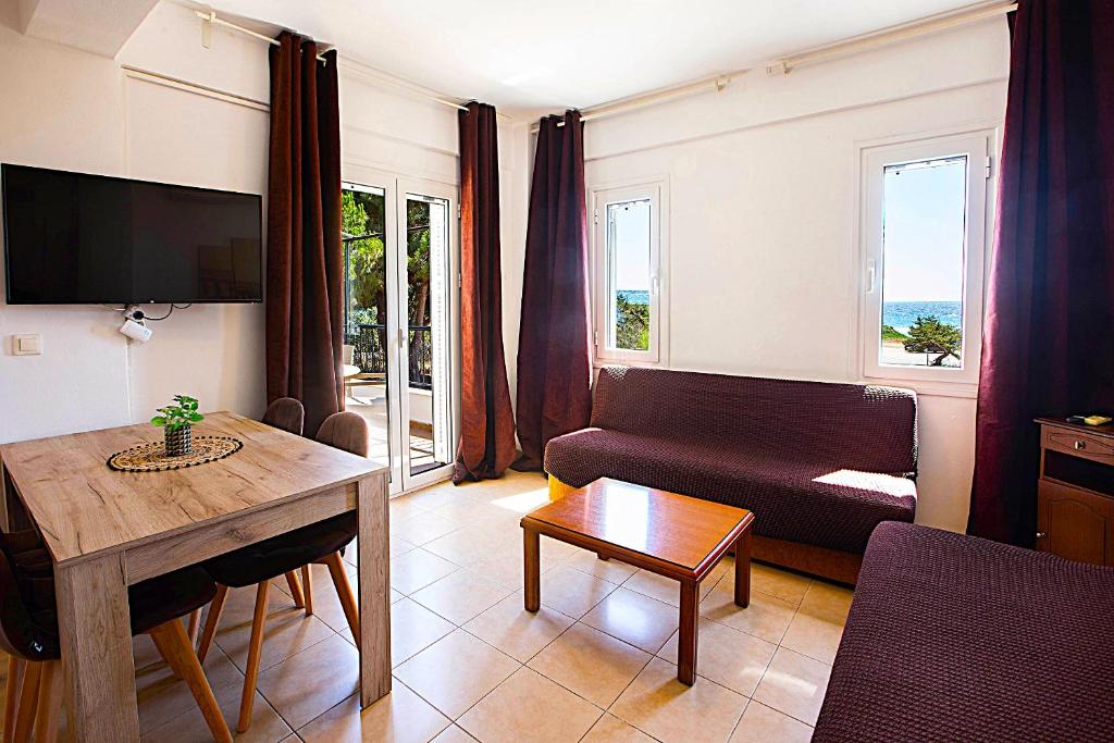 Romanos Beach Villasにあるテレビまたはエンターテインメントセンター