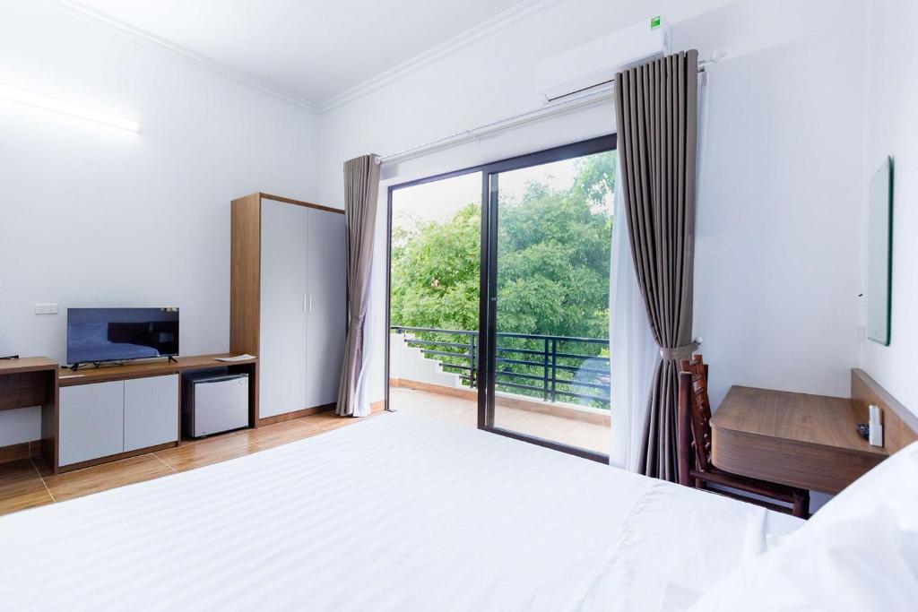 a bedroom with a bed and a large window at Tam coc Newway Homestay in Ninh Binh