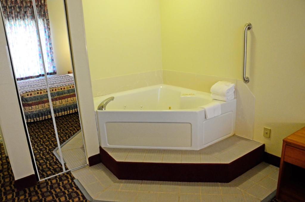 Budget Host Inn - King Room Met Spa -bad