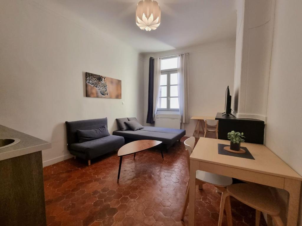 un salon avec un canapé et une table dans l'établissement Studio centre historique 2, à Aix-en-Provence