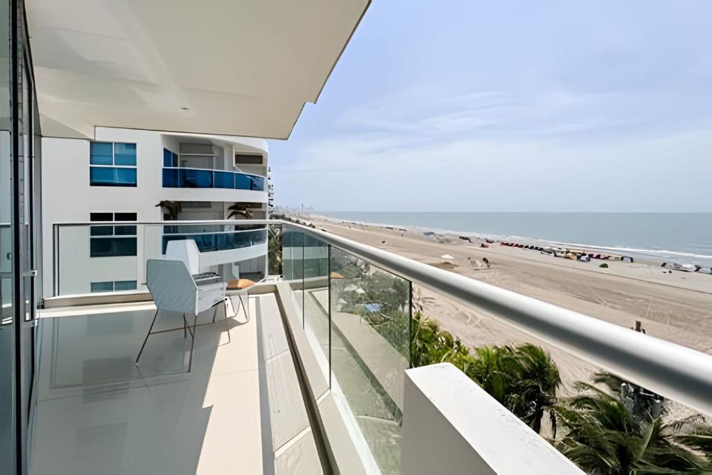 un balcon d'appartement avec vue sur la plage dans l'établissement 2 Dormitorios Morros. Vista Mar y salida playa, à Carthagène des Indes