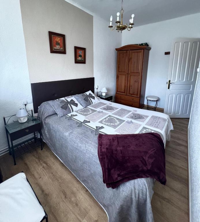 a bedroom with a large bed in a room at Apartamento en Biescas Maribel in Biescas