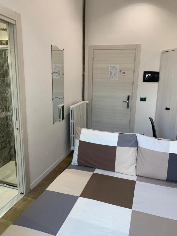 Postel nebo postele na pokoji v ubytování DROOMS 4,0 domotic smart self 24h,7 vicino treni Porta Susa e Centro Storico
