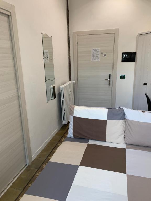 Postel nebo postele na pokoji v ubytování DROOMS 4,0 domotic smart self 24h,7 vicino treni Porta Susa e Centro Storico