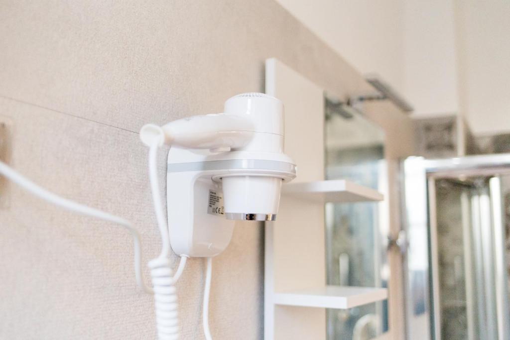 Koupelna v ubytování DROOMS 4,0 domotic smart self 24h,7 vicino treni Porta Susa e Centro Storico