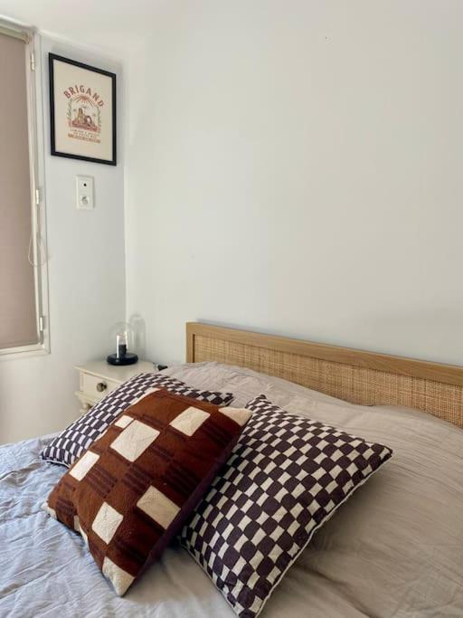 un lit avec deux oreillers dessus dans une chambre dans l'établissement Petit Studio Sablais, à Les Sables-dʼOlonne