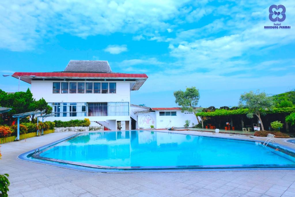 Bazén v ubytování Bandung Permai Hotel Jember nebo v jeho okolí
