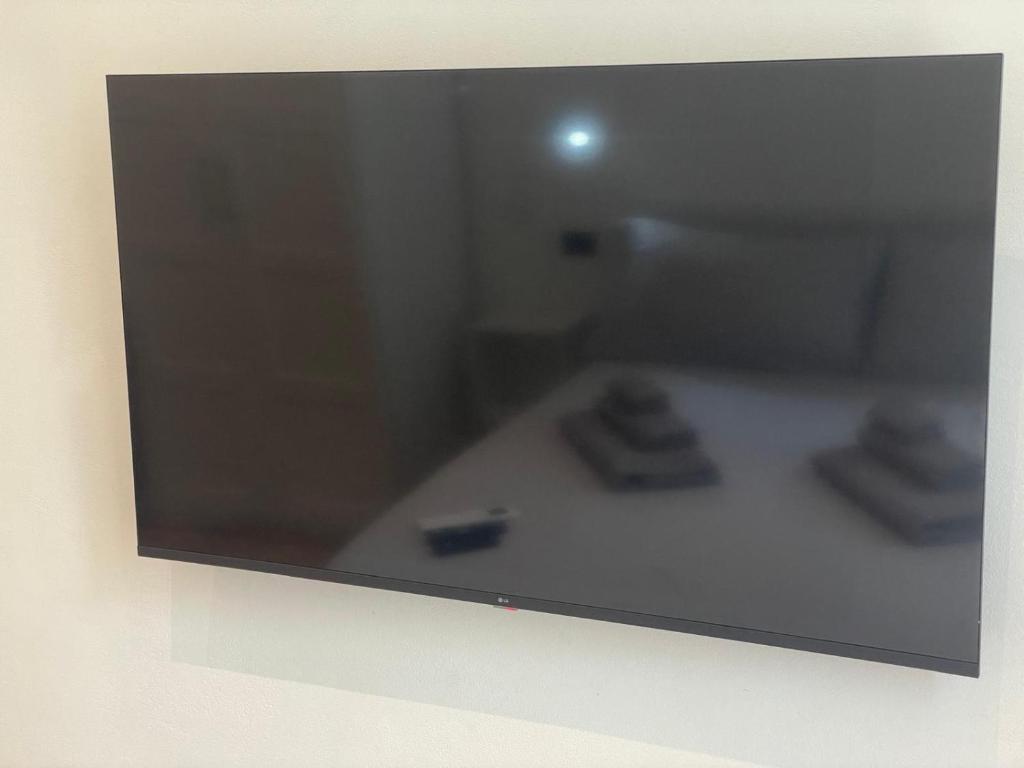 TV a/nebo společenská místnost v ubytování DROOMS 4,0 domotic smart self 24h,7 vicino treni Porta Susa e Centro Storico