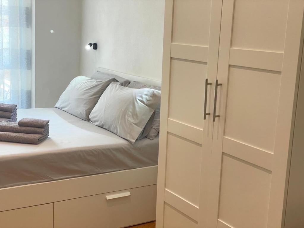 Postel nebo postele na pokoji v ubytování DROOMS 4,0 domotic smart self 24h,7 vicino treni Porta Susa e Centro Storico