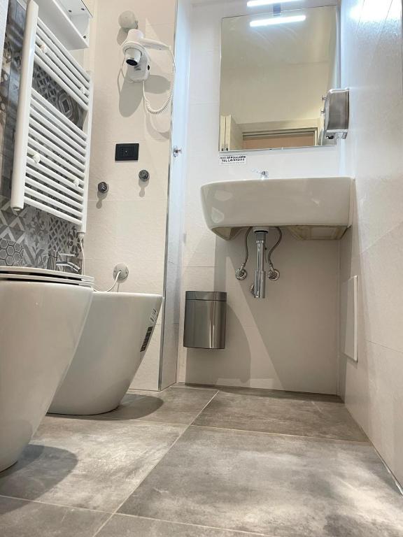 Koupelna v ubytování DROOMS 4,0 domotic smart self 24h,7 vicino treni Porta Susa e Centro Storico