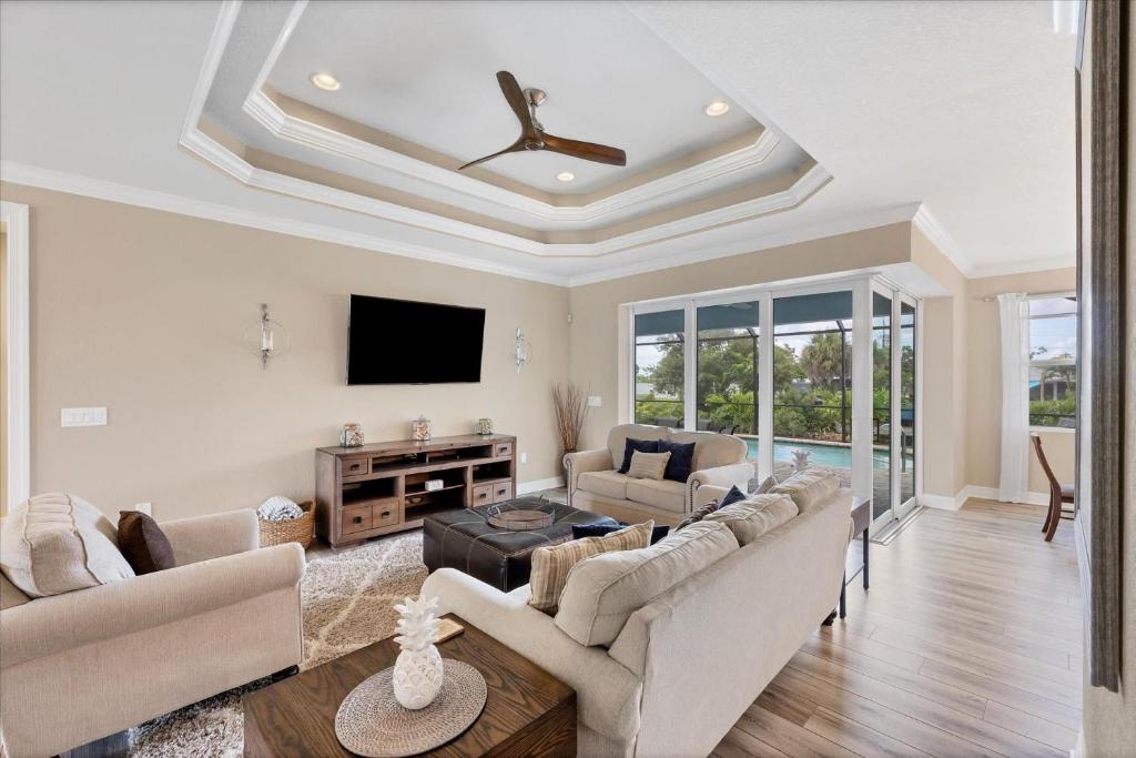 TV/trung tâm giải trí tại 831 East 5th