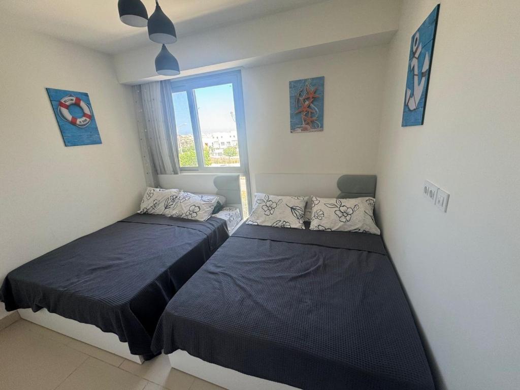 エル・アラメインにあるEmaar Marassi Garden viewのベッド2台と窓のある寝室