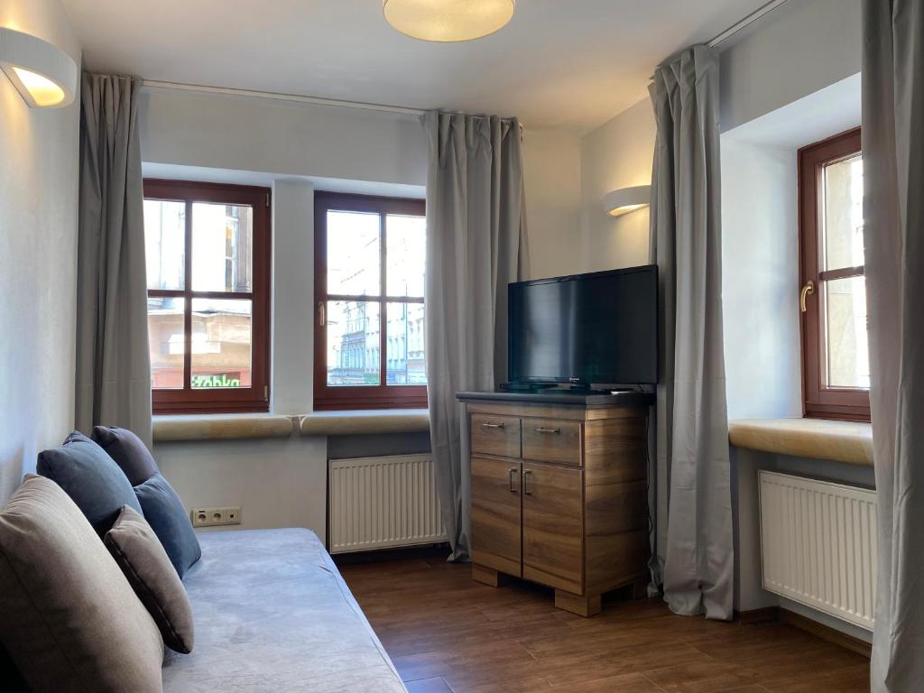 TV a/nebo společenská místnost v ubytování Arte-locum Apartamenty przy Rynku