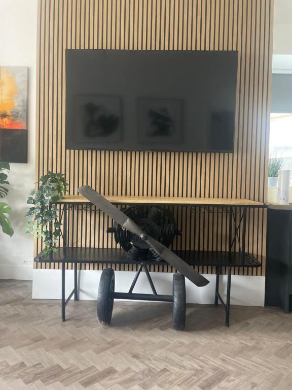 ein Flugzeug, das auf einem Tisch in einem Raum steht in der Unterkunft No1,luxury 1 bed apartment in Saint Annes on the Sea