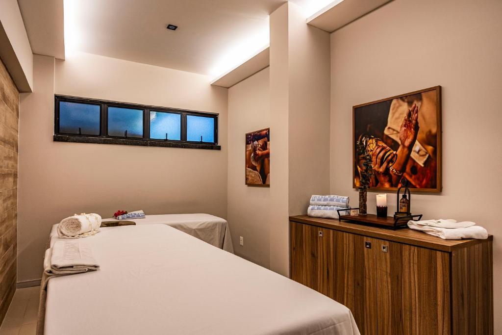 Postel nebo postele na pokoji v ubytování Fiesta Bahia Hotel