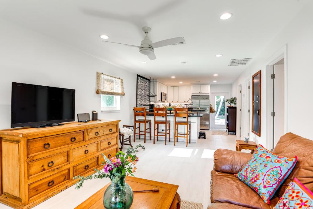Μια τηλεόραση ή/και κέντρο ψυχαγωγίας στο Vibrant North Palm Beach Home about 2 Mi to Beach!