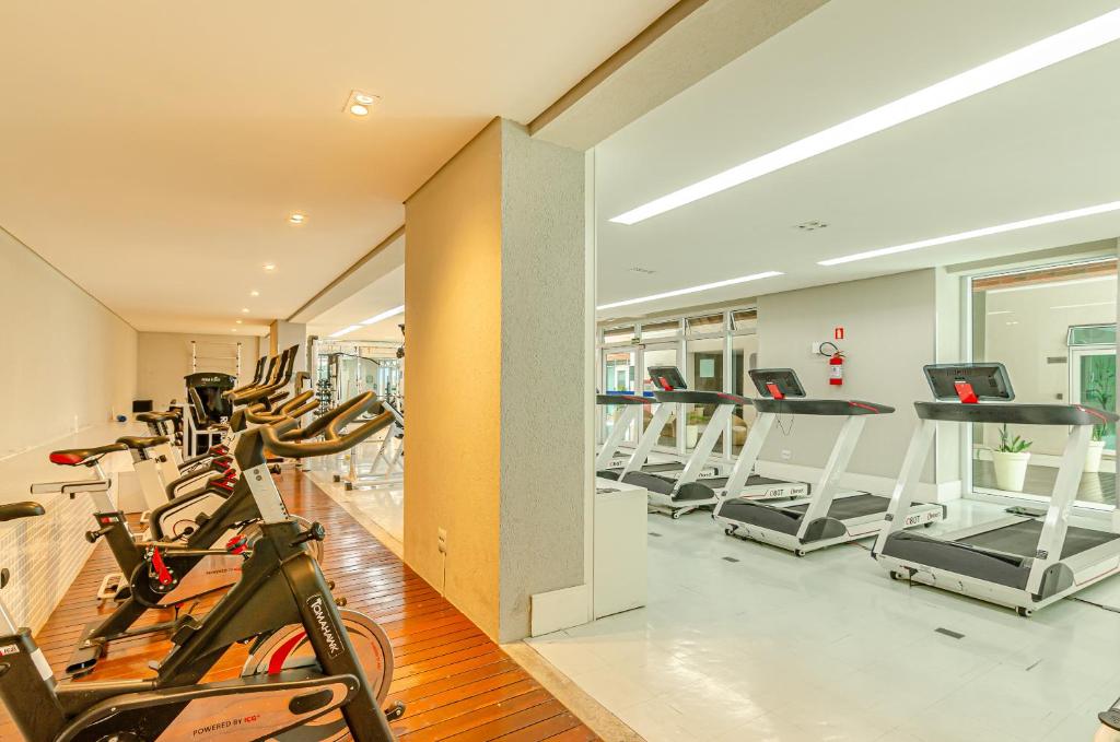 Fitness centrum a/nebo fitness zařízení v ubytování Lifespace Curitiba - Apartamentos UROOMS