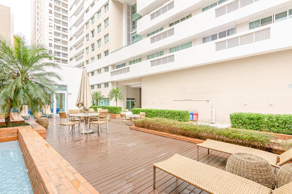 Bazén v ubytování Lifespace Curitiba - Apartamentos UROOMS nebo v jeho okolí