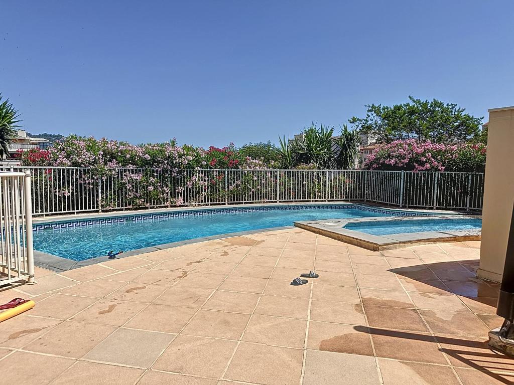 une piscine dans une cour clôturée dans l'établissement 2 bedroom with pool 2 bathrooms 339, à Cannes