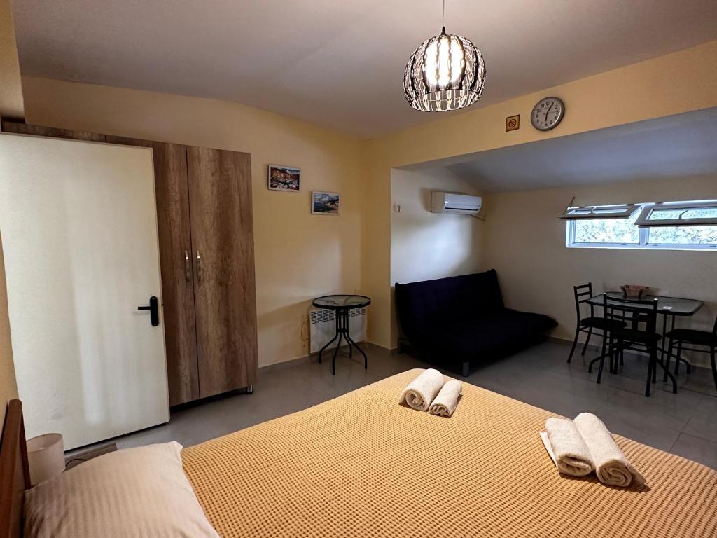 Rúm í herbergi á Kobuleti Rooftop Hotel