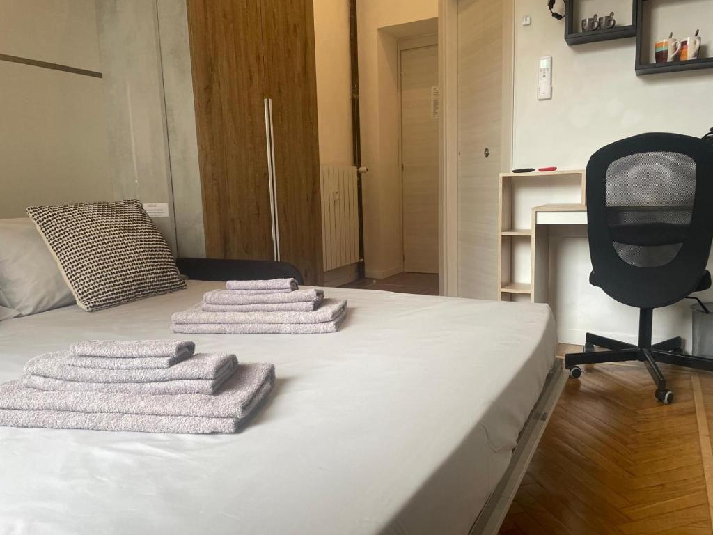 Postel nebo postele na pokoji v ubytování DROOMS 4,0 domotic smart self 24h,7 vicino treni Porta Susa e Centro Storico