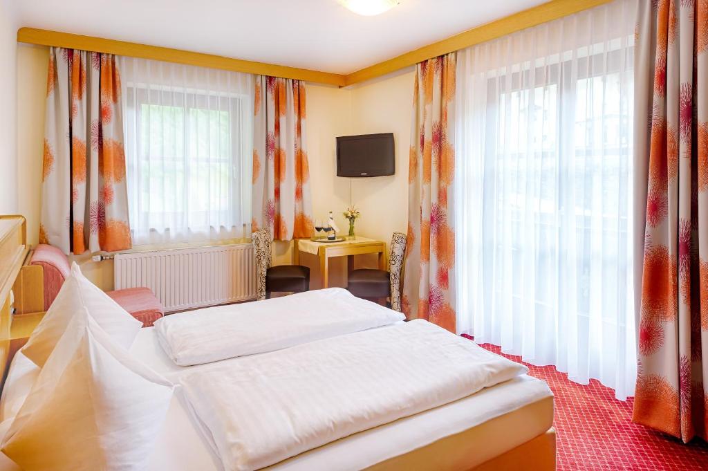 Postel nebo postele na pokoji v ubytování Landhotel Almrösl im Großarltal
