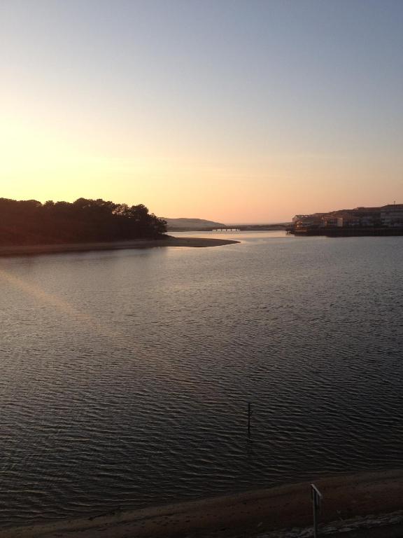 - une vue sur une grande étendue d'eau au coucher du soleil dans l'établissement Albret 3 Soustons-plage Vieux Boucau, à Soustons