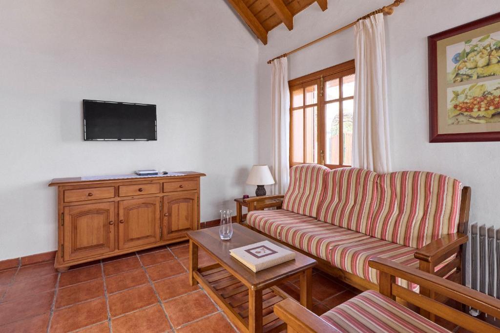 TV a/nebo společenská místnost v ubytování Casas Rurales Los Almendreros
