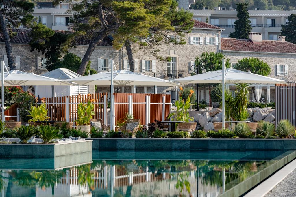 Bazén v ubytování Lazure Hotel & Marina nebo v jeho okolí