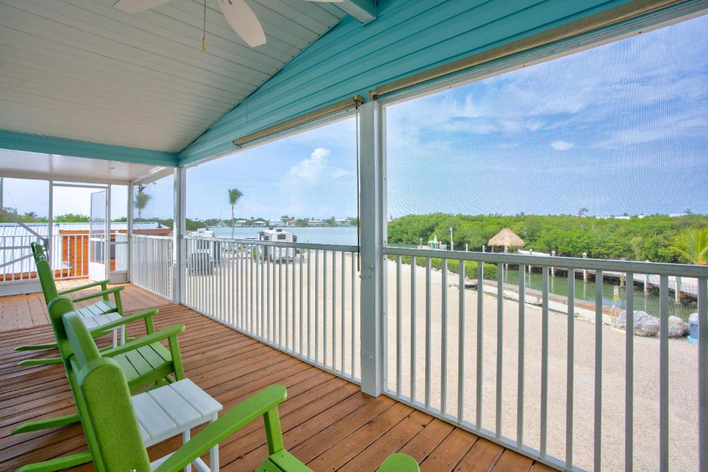 Cabins at Bonefish Bayにあるバルコニーまたはテラス